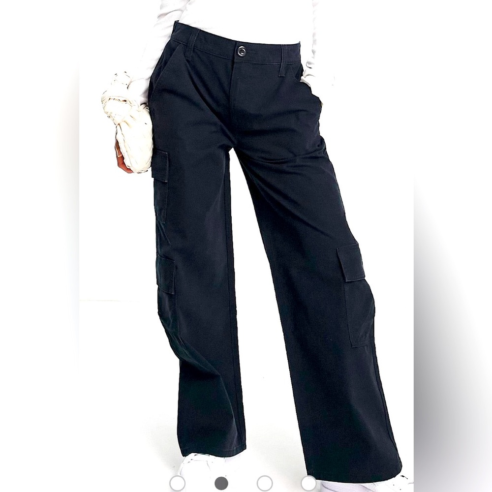 Design Petite oversized cargo with multi pockets